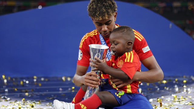 Yamal comemora a vitória na Eurocopa com o irmão no colo; veja as fotos