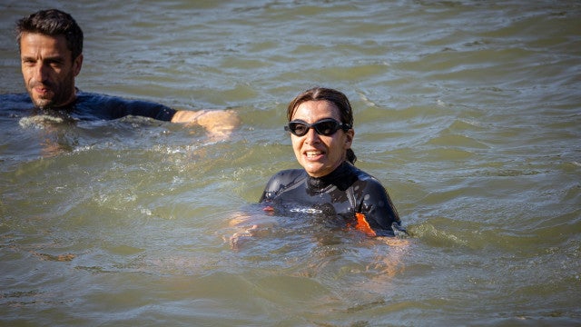 Prefeita de Paris cumpre promessa e mergulha no rio Sena