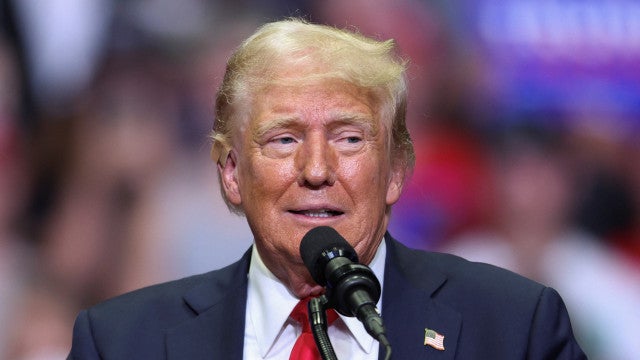 Trump volta a falar de ataque em comício e médico descreve "milagre"