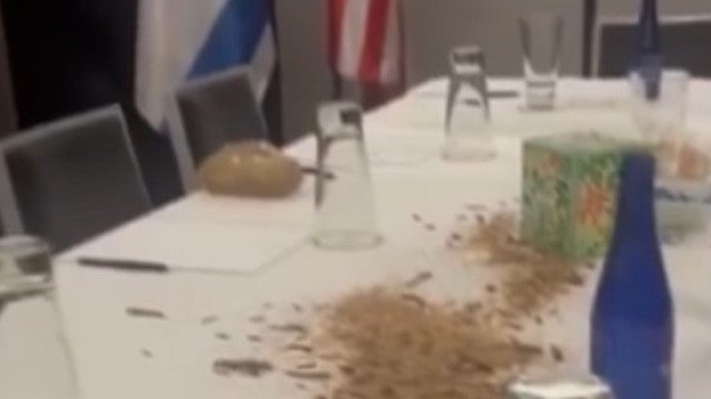 Manifestantes deixam larvas de ‘presente’ a Netanyahu em hotel nos EUA