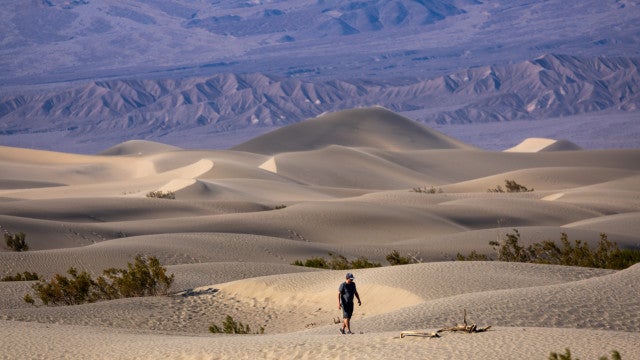 Vale da Morte: Belga é hospitalizado após perder tênis e andar sobre fogo