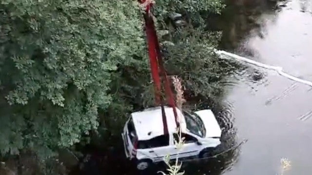 Veja o momento em que avó e netos são resgatados após carro cair de ponte