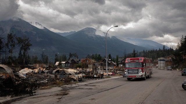 Incêndio consome cidade turística no Canadá