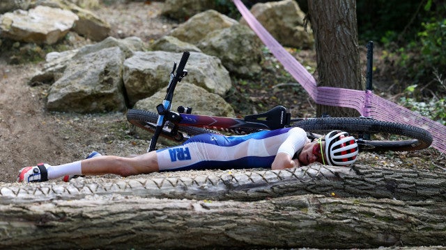 Ciclista francesa cai e perde os sentidos em Paris; imagens fortes