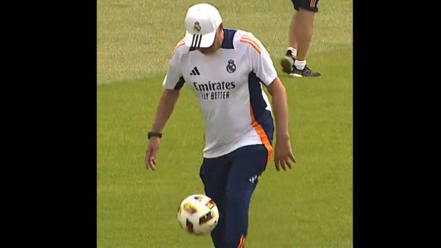 Aos 65 anos, Ancelotti surpreende com habilidade incrível na bola
