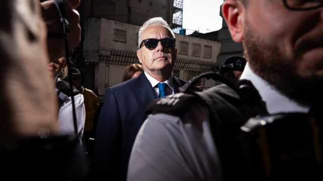 Ex-estrela da BBC se declara culpado de escândalo sexual com menores