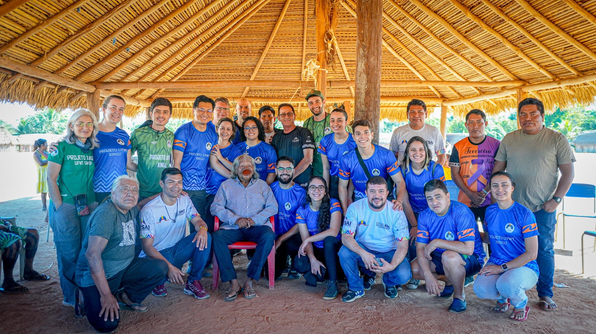 8ª Expedição Xingu é recebida pelo cacique Raoni no Parque Nacional do Xingu