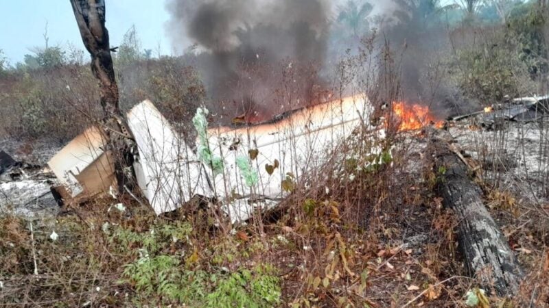 Avião cai e pega fogo em área de mata no município de Apiacás