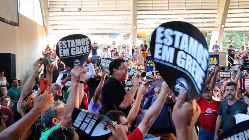 Profissionais da Educação fazem assembleia e podem parar as atividades em MT