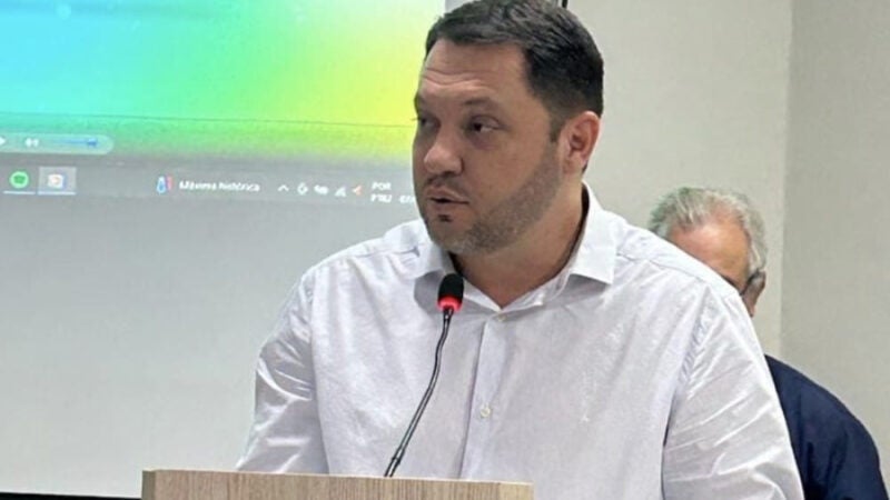 Valcimar reassume presidência e responde adversários: “Política baixa e leviana”