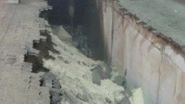 Mulher é engolida por buraco de 8 metros após calçada se abrir na Malásia