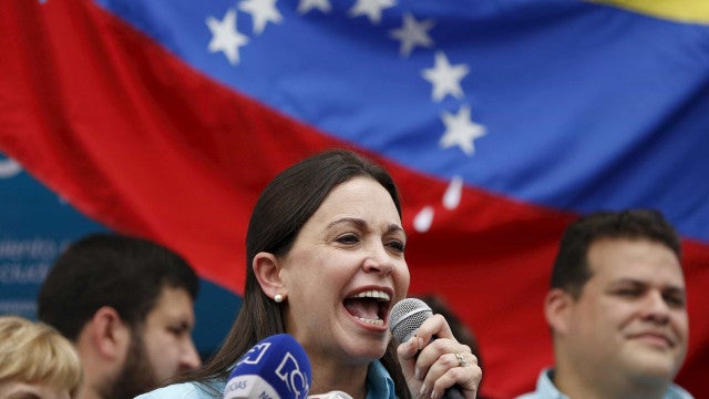 Vamos fazer o regime ceder, diz María Corina em ato na Venezuela 1 mês após eleição