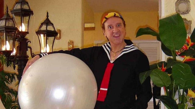 Carlos Villagrán, o Quico, comenta morte de Silvio Santos