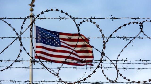 Agente da fronteira dos EUA detido após obrigar mulheres a mostrar seios