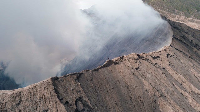 Alpinistas fogem desesperados após erupção de vulcão na Indonésia