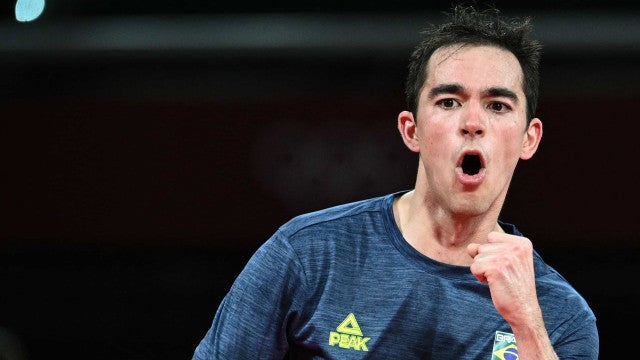 Calderano dá show, vence e fica a uma vitória de medalha no tênis de mesa