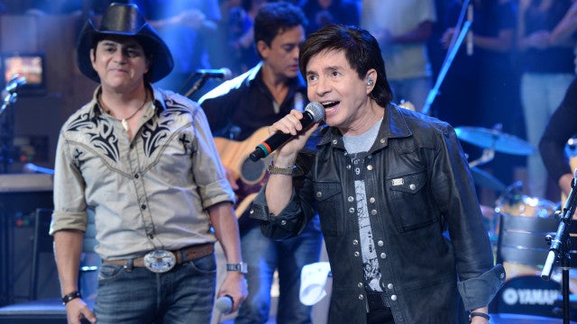 Em Barretos, Xororó se incomoda com falha técnica durante tributo