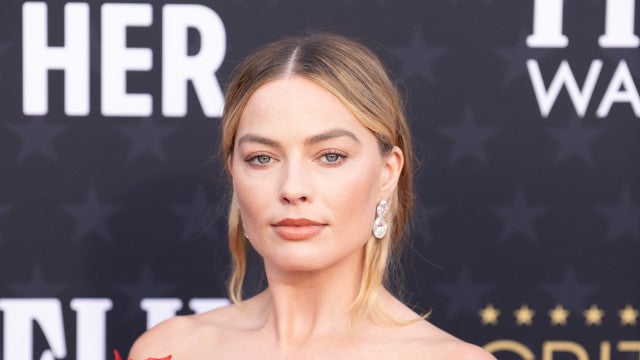 Grávida, Margot Robbie exibe barrigão durante férias em Itália