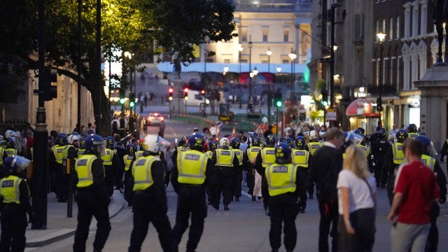 Mais de 100 são detidos na Inglaterra, em protestos anti-imigração