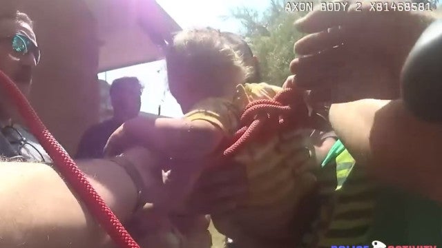 Menino de um ano cai dentro de cano de 3 metros; veja o resgate