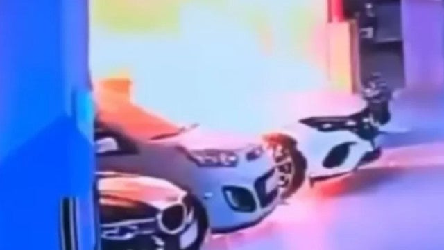 Mercedes elétrica pega fogo e deixa 21 pessoas hospitalizadas