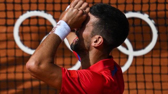 Djokovic bate Alcaraz, conquista sonhado ouro olímpico em Paris-2024