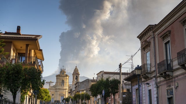 Veja imagens do Vulcão Etna que entrou novamente em erupção na Itália