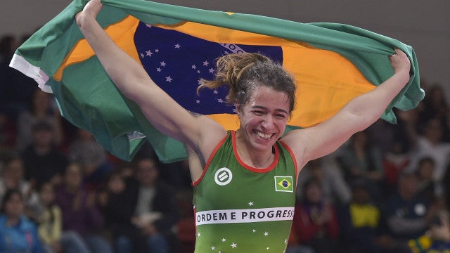 Giullia Penalber vence alemã na repescagem e tenta bronze inédito no wrestling em Paris-2024