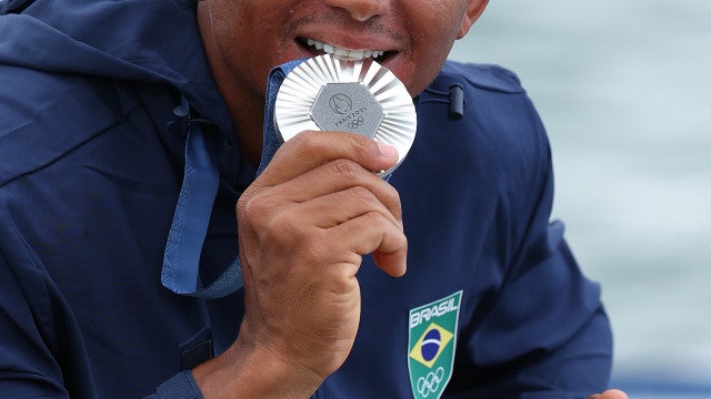 Medalha de Isaquias Queiroz cai, é danificada e atleta pede troca da peça em Paris-2024