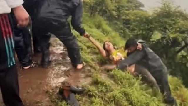 Mulher cai de 18 metros ao fazer selfie à beira de desfiladeiro; vídeo