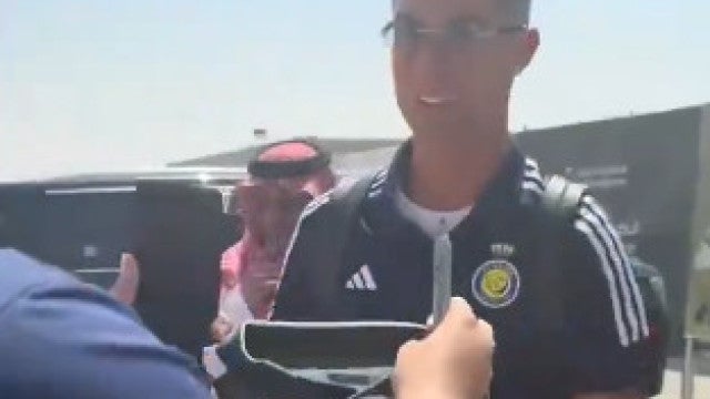Cristiano Ronaldo vê camisa do Sporting em Riade e a reação é imperdível