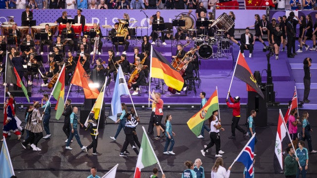 Paris se despede da Olimpíada com cerimônia tediosa, bronca em atletas e astros americanos