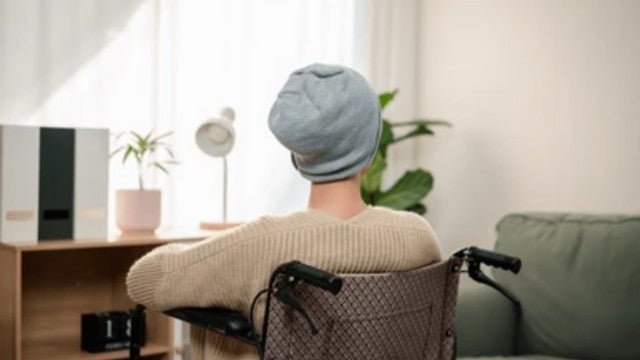 Jovem que arrecadou mais de R$ 30 mil na Irlanda para tratar câncer mentiu sobre diagnóstico