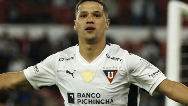 Empresário diz que Alex Arce segue na LDU e descarta ida ao Corinthians