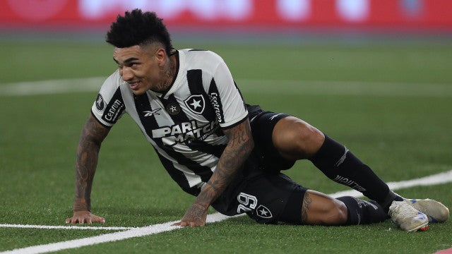 Botafogo domina o Flamengo, goleia o rival no clássico e reassume a liderança do Brasileiro