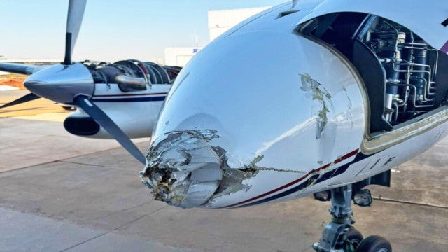 Avião se desprende, anda com mecânico dentro e bate em hangar em GO