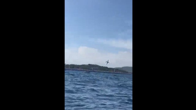 Aeronave cai no mar antes de espetáculo aéreo na França; vídeo