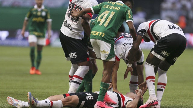 Palmeiras x São Paulo tem briga, empurrões e tapas no campo após apito final