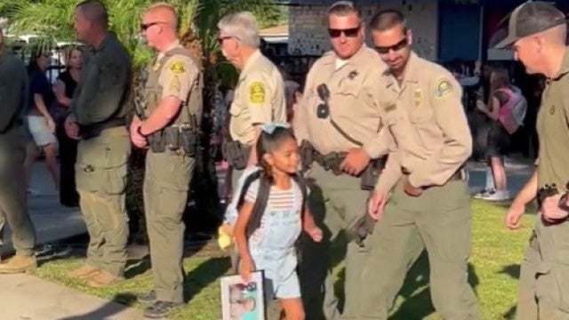 Policiais levam filha de colega morto ao 1.º dia de aulas e emocionam