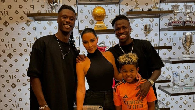 Kim Kardashian e filho vão à casa de Vini Jr.