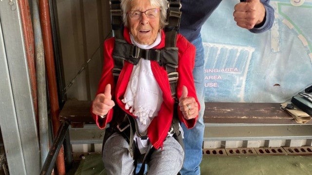 Britânica de 102 anos salta de paraquedas pelo seu aniversário