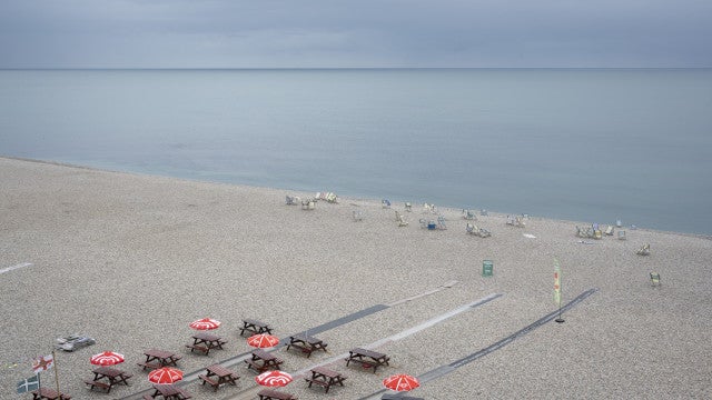 Praia inglesa é evacuada após bomba não detonada aparecer na costa
