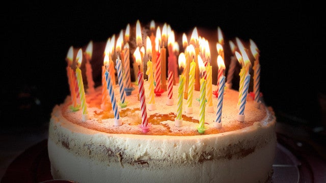 Restaurante cobra quase R$ 400 por guardar e cortar bolo de aniversário