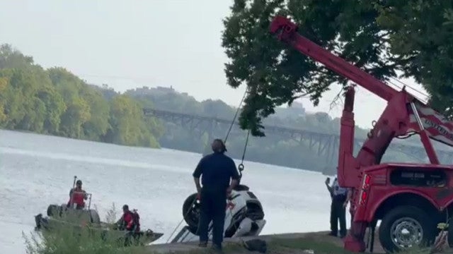 Casal se empolga em momento íntimo e cai dentro de rio com carro