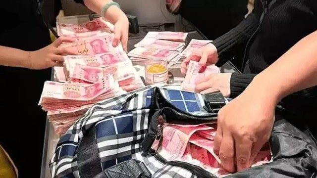 Chinesa se vinga de vendedores de loja ao fazê-los contar R$ 466 mil