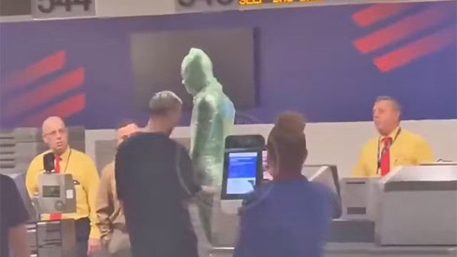 Homem se enrola em plástico e tenta se despachar no Aeroporto nos EUA