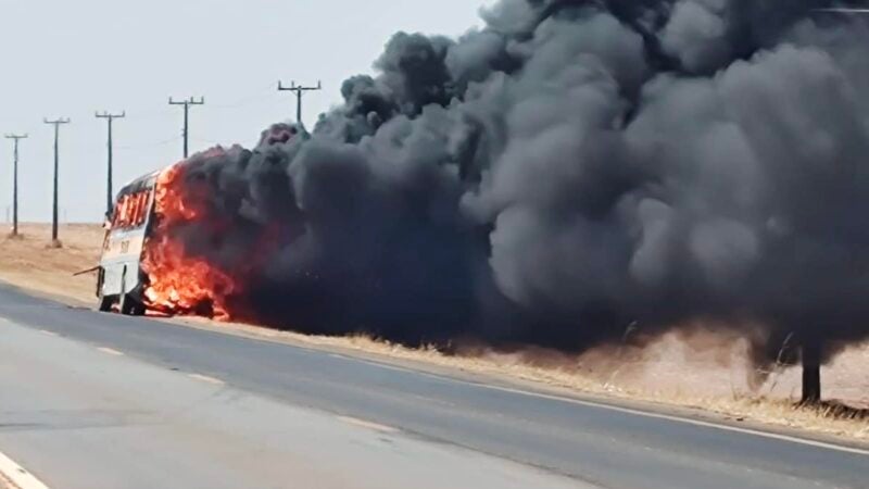Ônibus escolar pega fogo e fica destruído na rodovia entre Sorriso e Nova Ubiratã