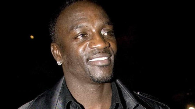 ‘Playback ruim e DJ da Shopee’: Akon reposta crítica de fã após Rock in Rio