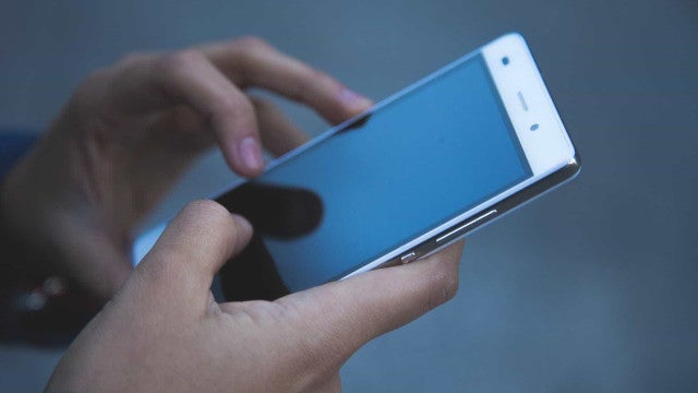 Educadores elogiam possível restrição ao uso de celulares nas escolas