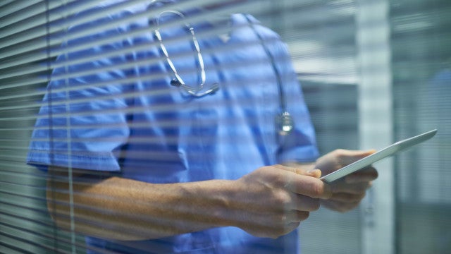 Paciente é preso por agredir cirurgião em hospital na Espanha